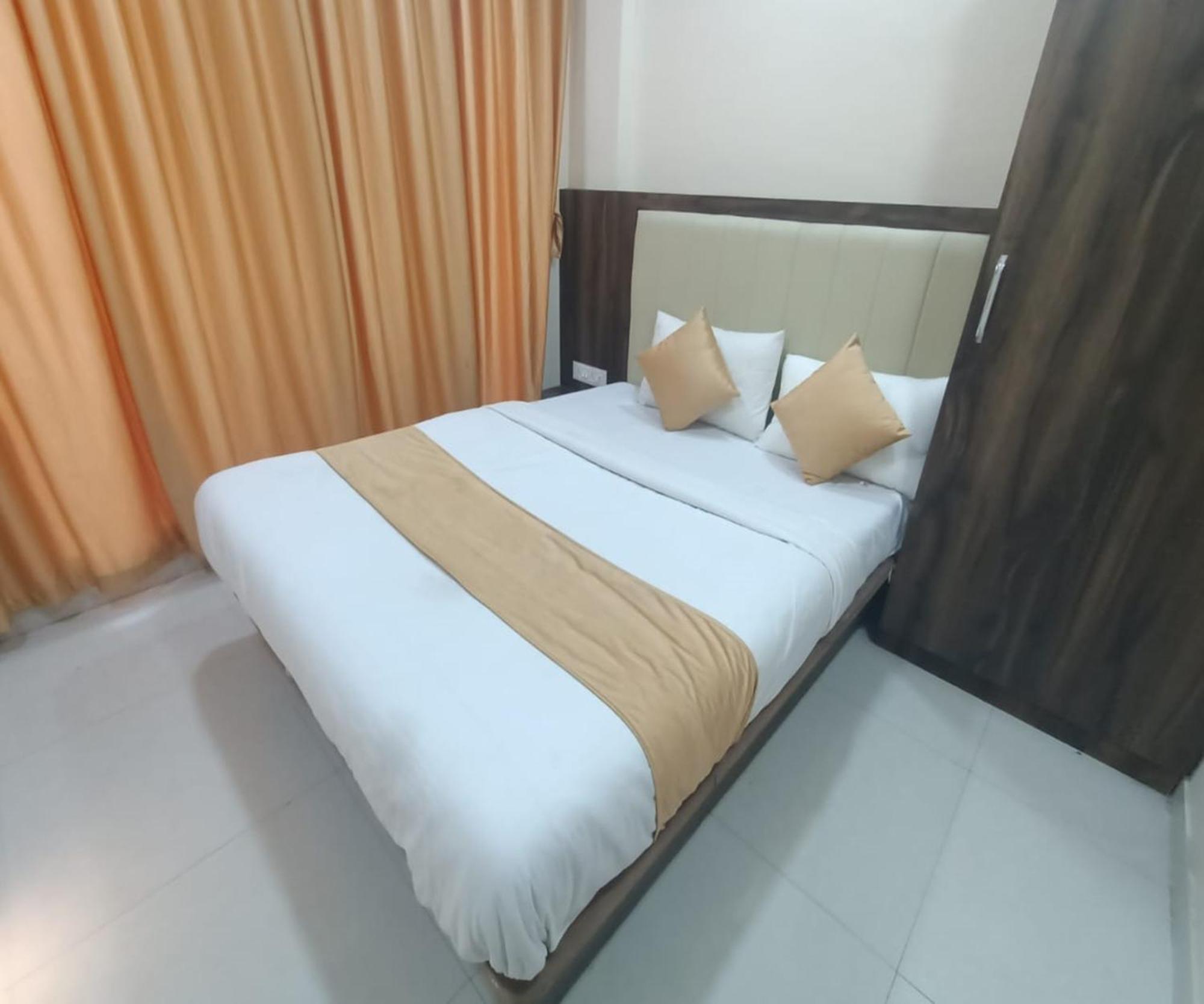 Hotel Om Sai Navi Mumbai Buitenkant foto